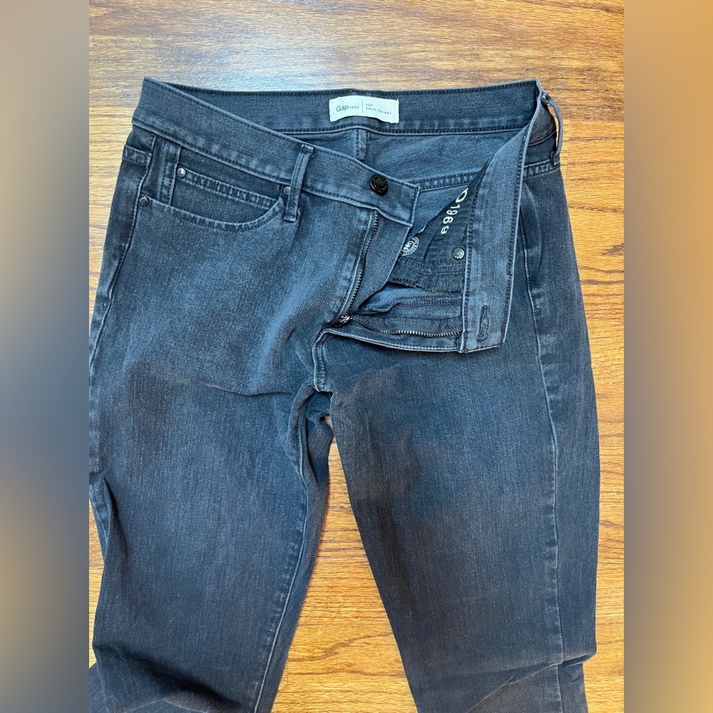 GAP Black Skinny Jeans with Sleek Design